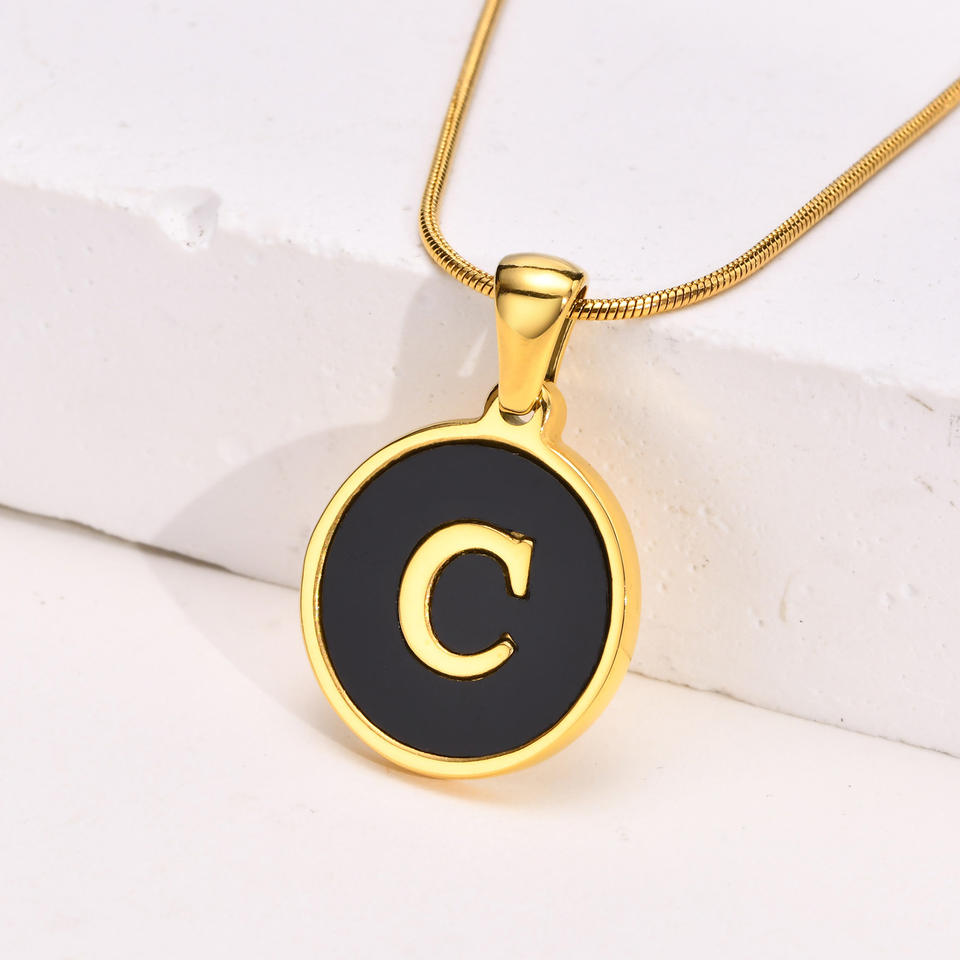 Trendy New Arrival Letter Initial Necklace Pendant Round Gold Necklace Stainless Steel Snack Chain Letter Necklace